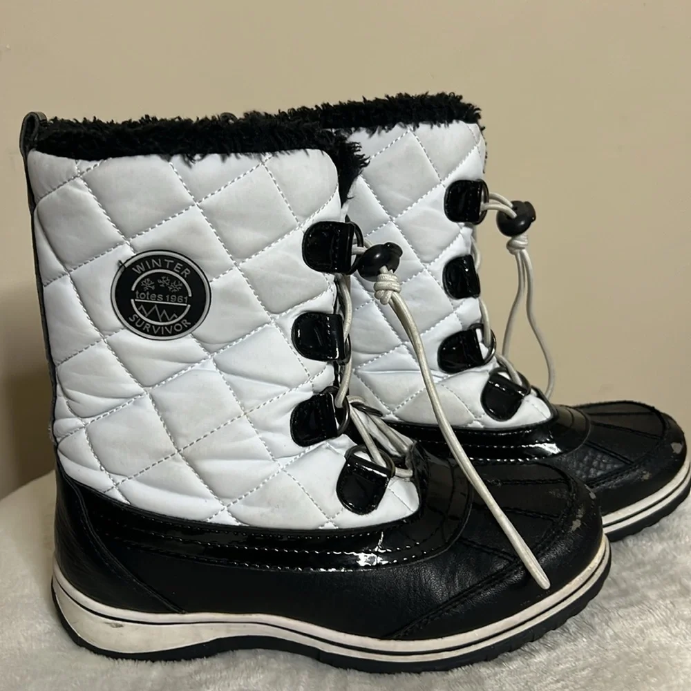 🖤🤍 Kid Totes Winter Boots